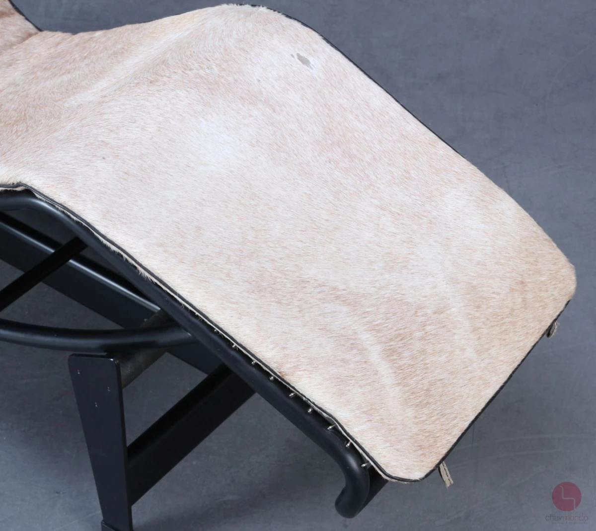 Cassina LC4 Le Corbusier Liege mit Fellauflage Beige gebraucht Cassina LC4 Le Corbusier Liege mit Fellauflage Beige gebraucht