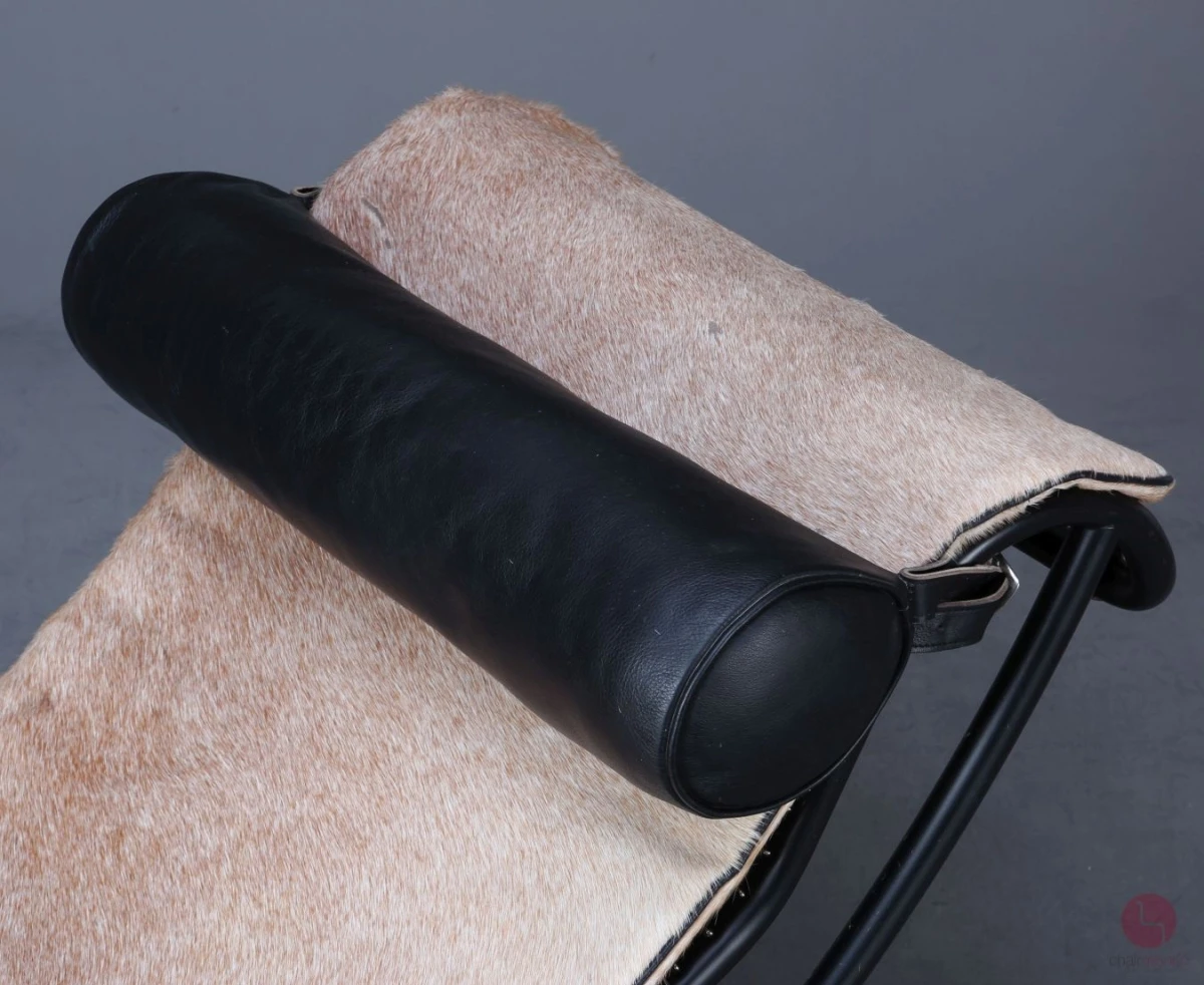 Cassina LC4 Le Corbusier Liege mit Fellauflage Beige gebraucht Cassina LC4 Le Corbusier Liege mit Fellauflage Beige gebraucht