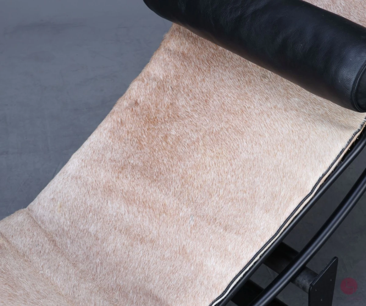 Cassina LC4 Le Corbusier Liege mit Fellauflage Beige gebraucht Cassina LC4 Le Corbusier Liege mit Fellauflage Beige gebraucht