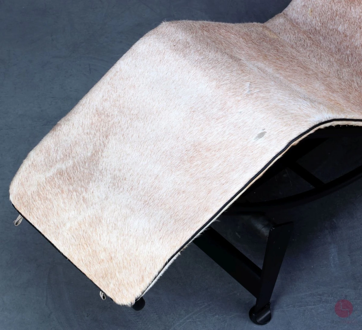 Cassina LC4 Le Corbusier Liege mit Fellauflage Beige gebraucht Cassina LC4 Le Corbusier Liege mit Fellauflage Beige gebraucht