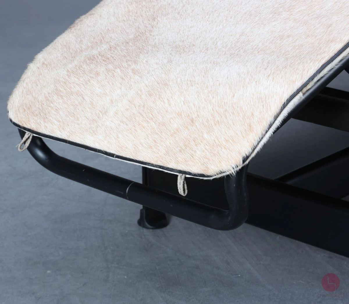 Cassina LC4 Le Corbusier Liege mit Fellauflage Beige gebraucht Cassina LC4 Le Corbusier Liege mit Fellauflage Beige gebraucht