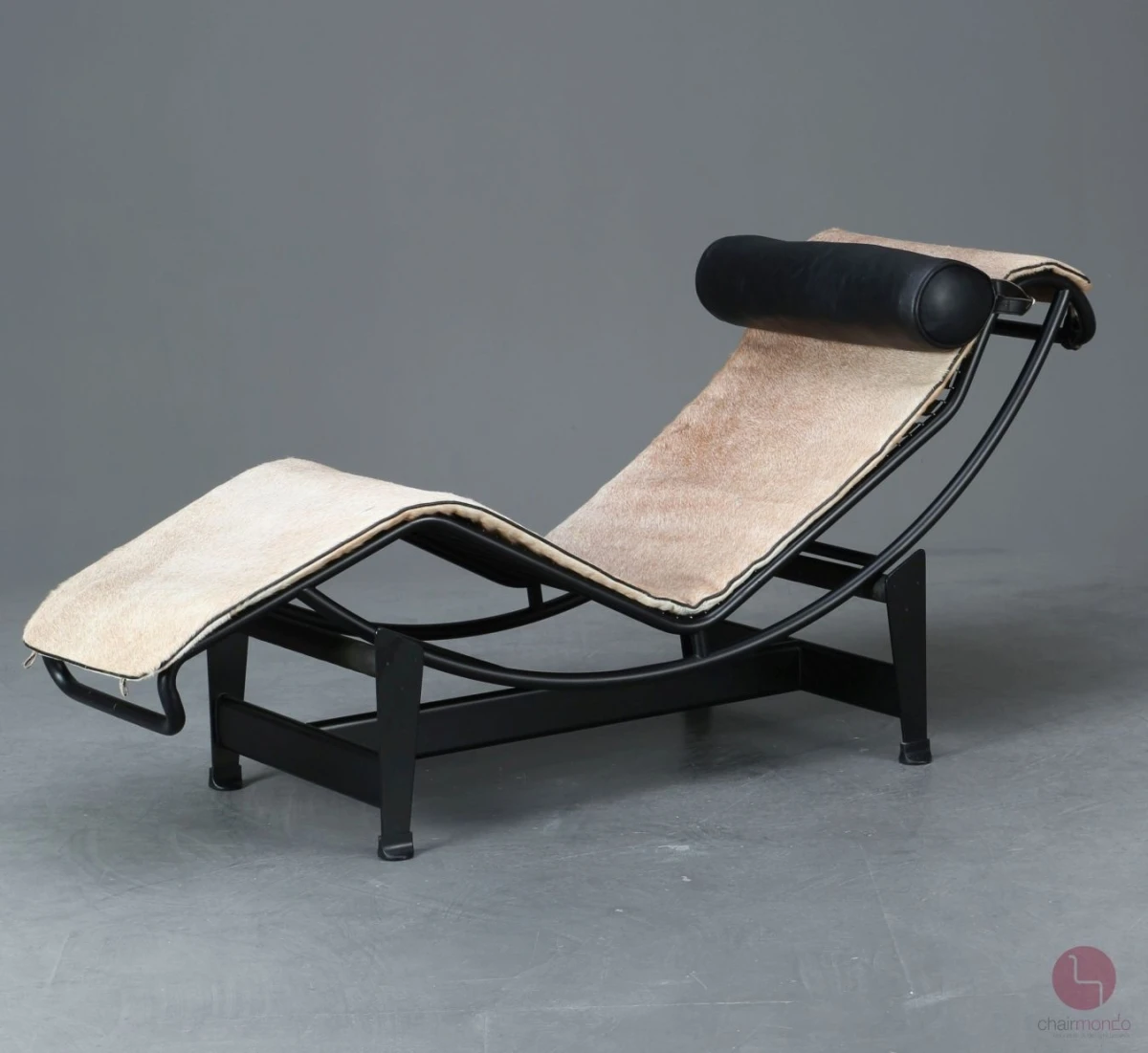Cassina LC4 Le Corbusier Liege mit Fellauflage Beige gebraucht Cassina LC4 Le Corbusier Liege mit Fellauflage Beige gebraucht