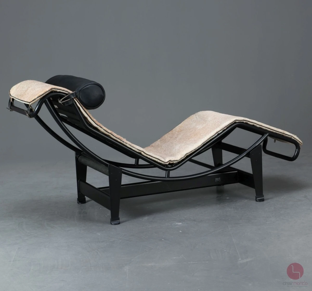 Cassina LC4 Le Corbusier Liege mit Fellauflage Beige gebraucht Cassina LC4 Le Corbusier Liege mit Fellauflage Beige gebraucht