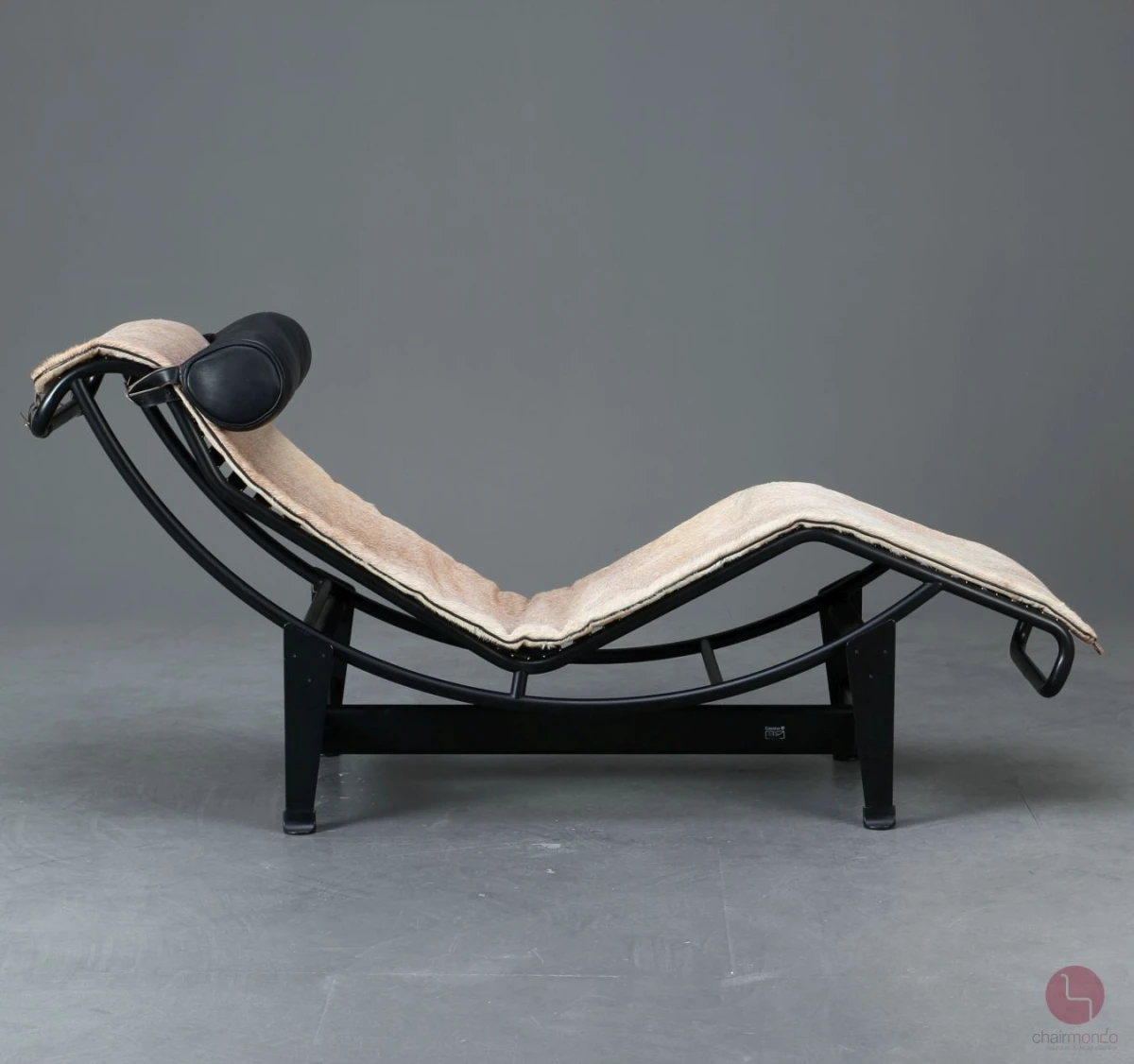 Cassina LC4 Le Corbusier Liege mit Fellauflage Beige gebraucht Cassina LC4 Le Corbusier Liege mit Fellauflage Beige gebraucht