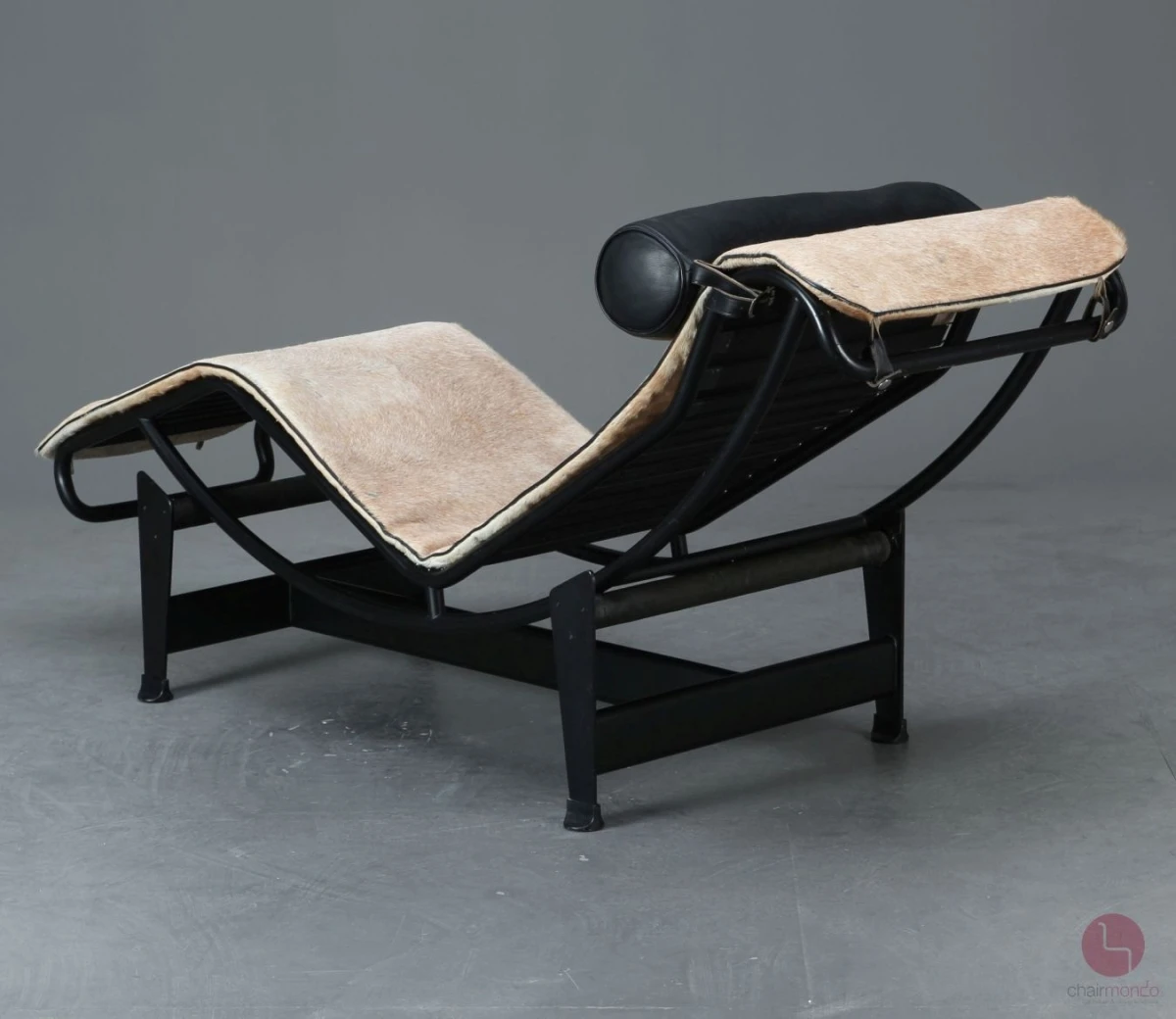 Cassina LC4 Le Corbusier Liege mit Fellauflage Beige gebraucht Cassina LC4 Le Corbusier Liege mit Fellauflage Beige gebraucht