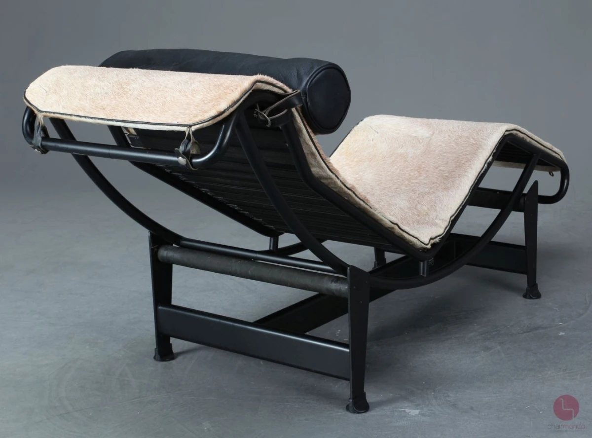 Cassina LC4 Le Corbusier Liege mit Fellauflage Beige gebraucht Cassina LC4 Le Corbusier Liege mit Fellauflage Beige gebraucht