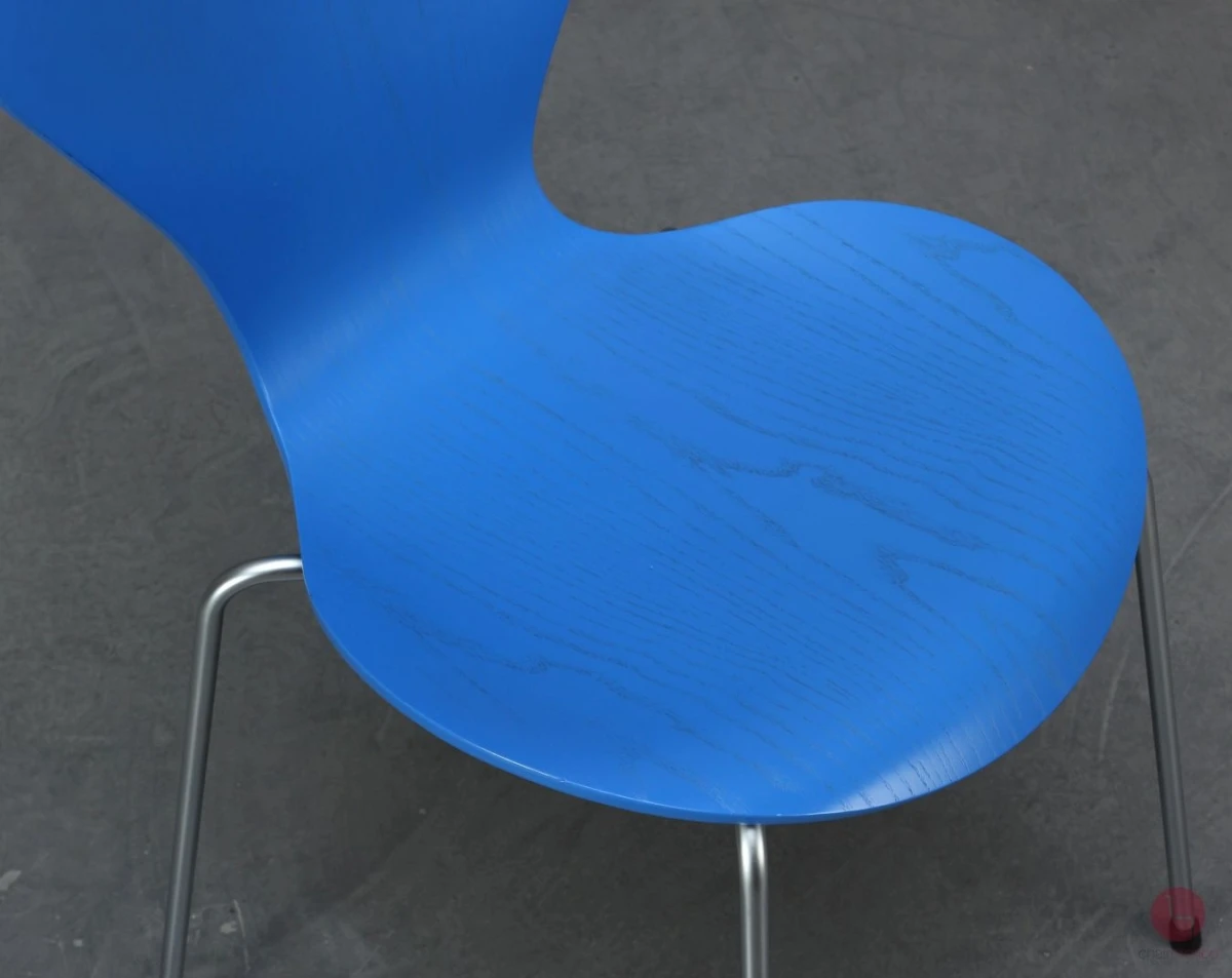 Fritz Hansen 3107 Serie 7 in Blau lackiert gebraucht Fritz Hansen 3107 Serie 7 in Blau lackiert gebraucht