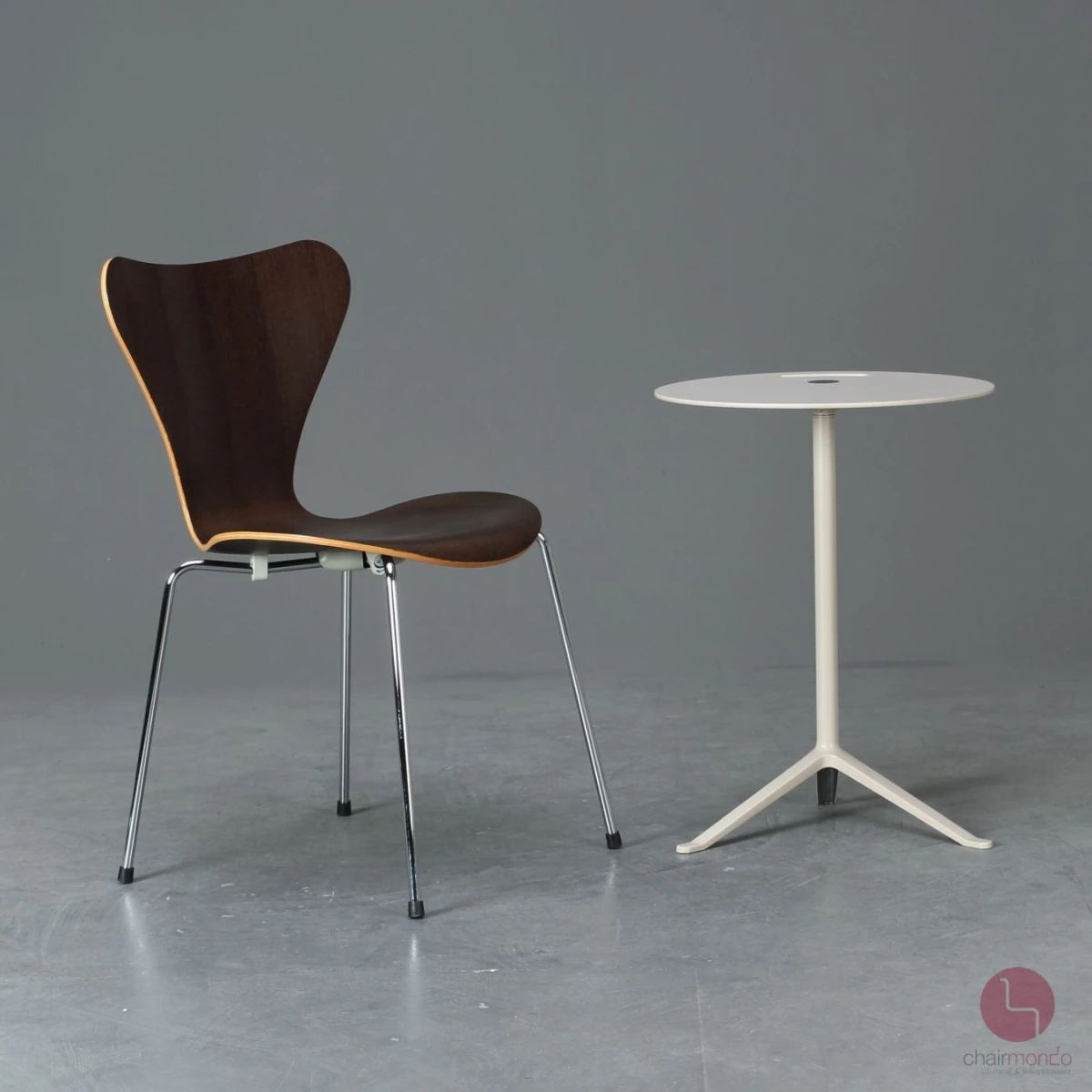 Fritz Hansen KS12 Little Friend Beistelltisch in Taupe - gebraucht Fritz Hansen KS12 Little Friend Beistelltisch in Taupe - gebraucht