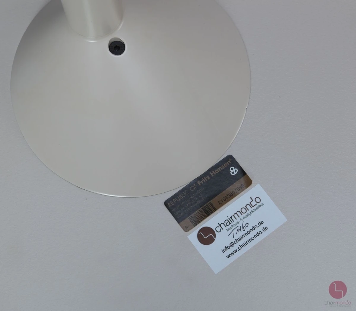 Fritz Hansen KS12 Little Friend Beistelltisch in Taupe - gebraucht Fritz Hansen KS12 Little Friend Beistelltisch in Taupe - gebraucht