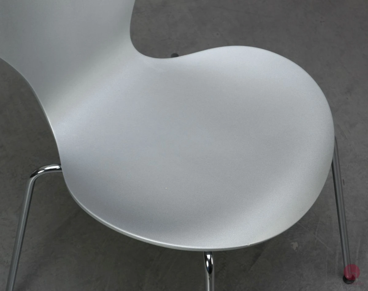 Fritz Hansen 3107 Serie 7 Stuhl in Silber gebraucht Fritz Hansen 3107 Serie 7 Stuhl in Silber gebraucht
