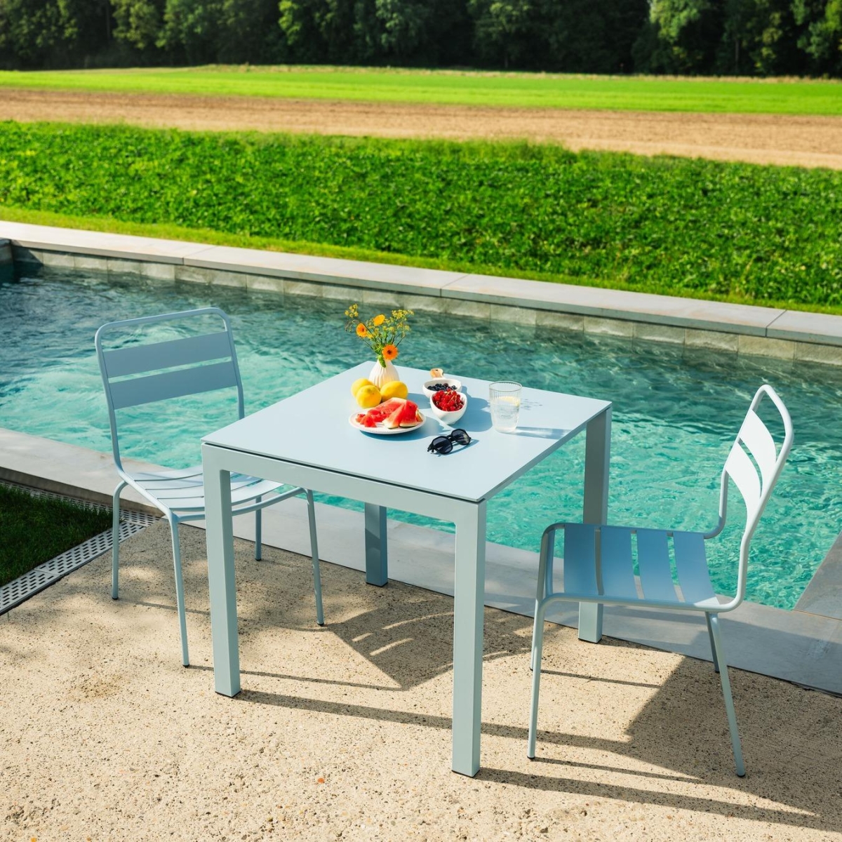 Ambientebild Schaffner Glarus Ganzmetallstuhl und Luzern Glasfasertisch in pastellblau