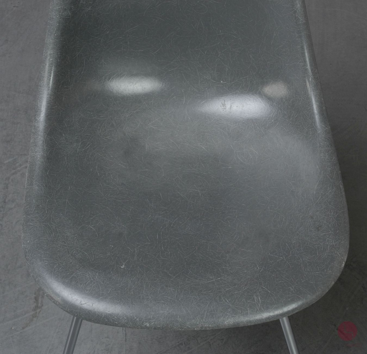 Herman Miller Eames Side Chair aus Fiberglas Grau gebraucht