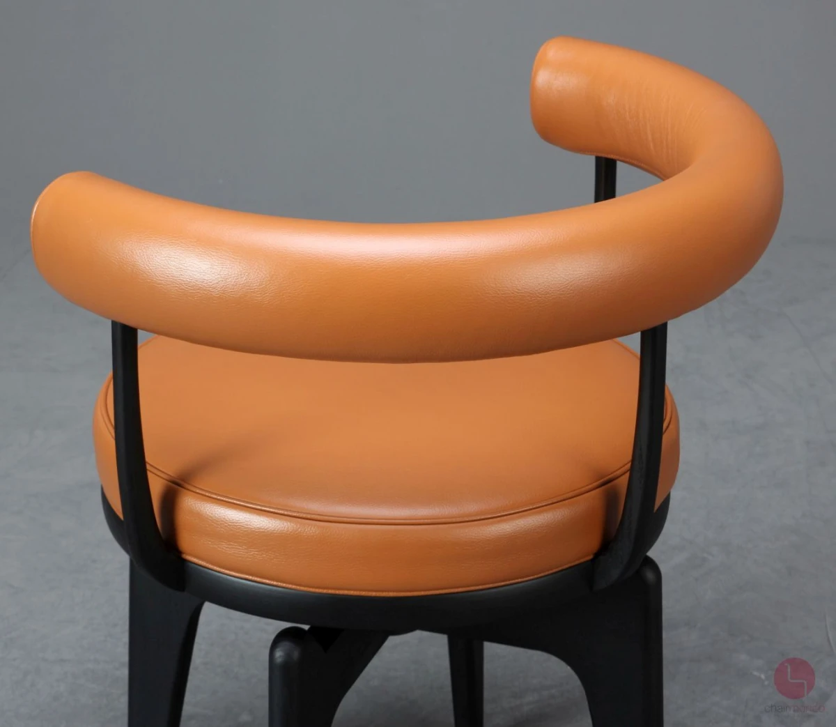 Cassina-Indochine-528-Drehstuhl-Detailansicht-Rückenlehne-hinten-1 Cassina-Indochine-528-Drehstuhl-Detailansicht-Rückenlehne-hinten-1