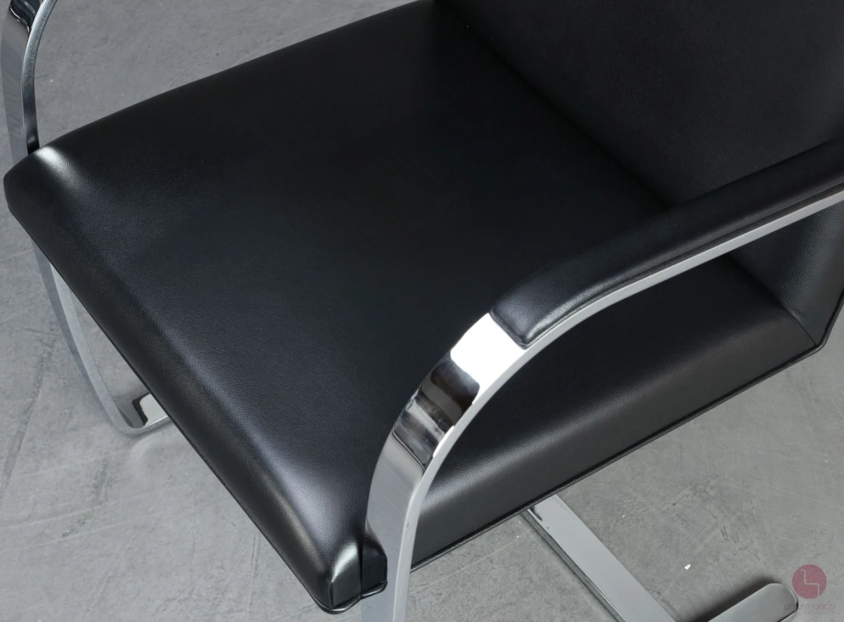 Knoll Brno Freischwinger mit schwarzem Leder und verchromtem Gestell gebraucht Knoll Brno Freischwinger mit schwarzem Leder und verchromtem Gestell gebraucht