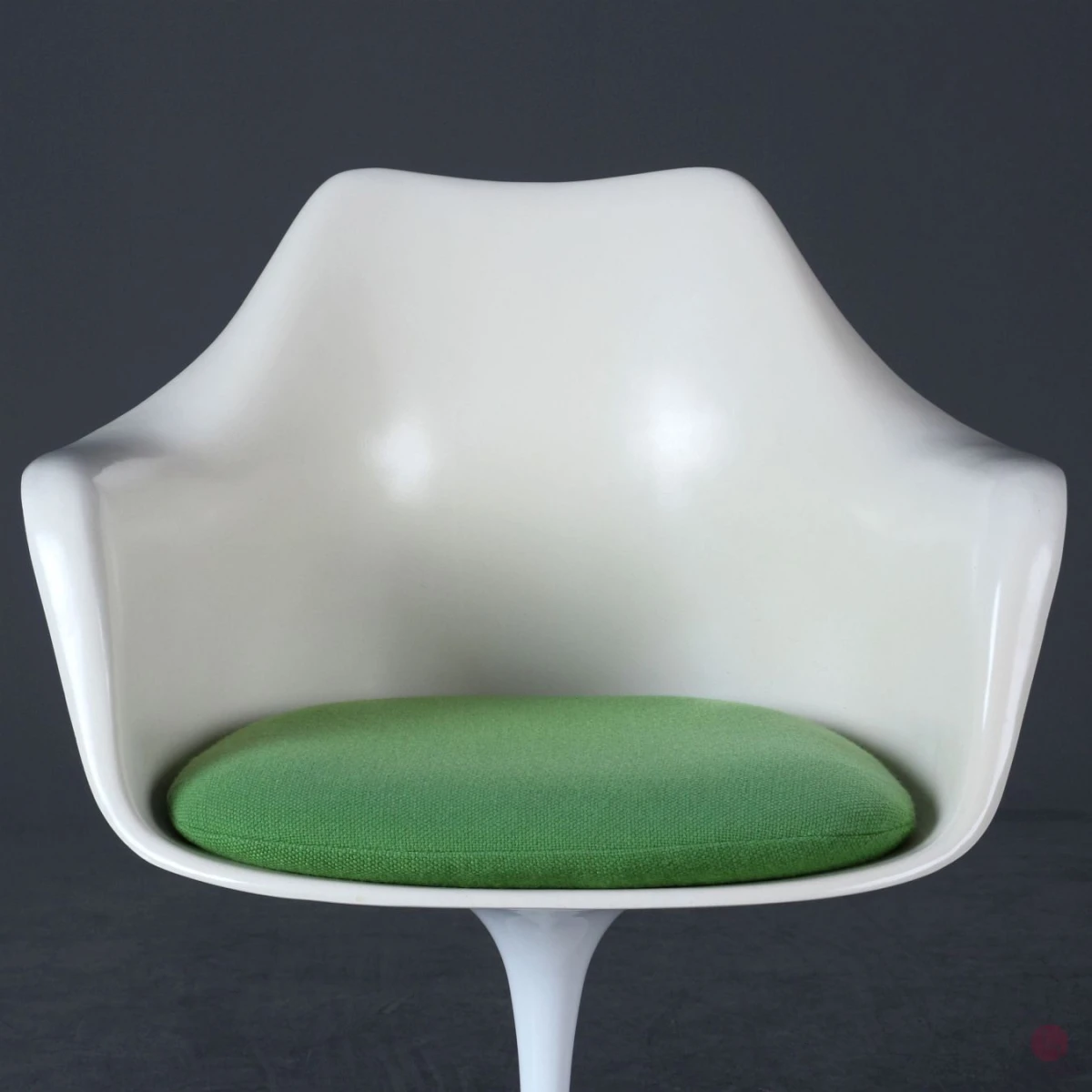 Knoll Tulip Chair Drehstuhl Weiß mit grünem Kissen gebraucht Knoll Tulip Chair Drehstuhl Weiß mit grünem Kissen gebraucht