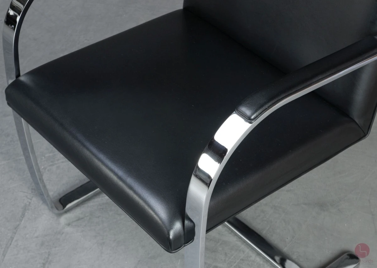 Knoll Brno Freischwinger mit schwarzem Leder und verchromtem Gestell gebraucht Knoll Brno Freischwinger mit schwarzem Leder und verchromtem Gestell gebraucht