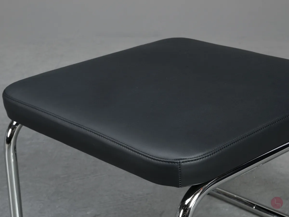 L&C stendal Bauhaus Hocker berlin Bezug Leder schwarz Gesetll verchromt