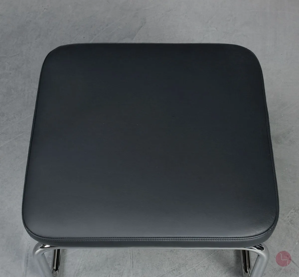 L&C stendal Bauhaus Hocker berlin Bezug Leder schwarz Gesetll verchromt