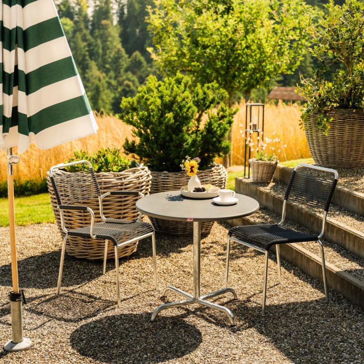 Schaffner Davos runder Glasfaser Tisch mit anthrazitfarbener Tischplatte und feuerverzinktem Gestell Ambiente Bild