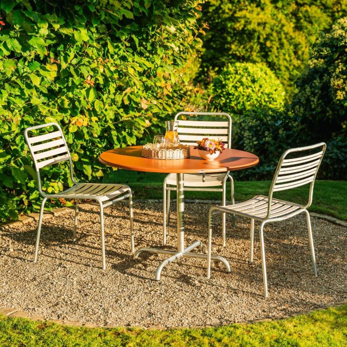 Schaffner Davos runder Glasfaser Tisch mit anthrazitfarbener Tischplatte und feuerverzinktem Gestell Ambiente Bild