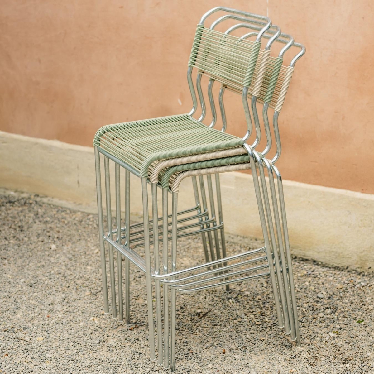 Schaffner Säntis Barstuhl mit Spaghetti Bespannung in rot und Gestell aus feuerverzinktem Stahlror gestapelt