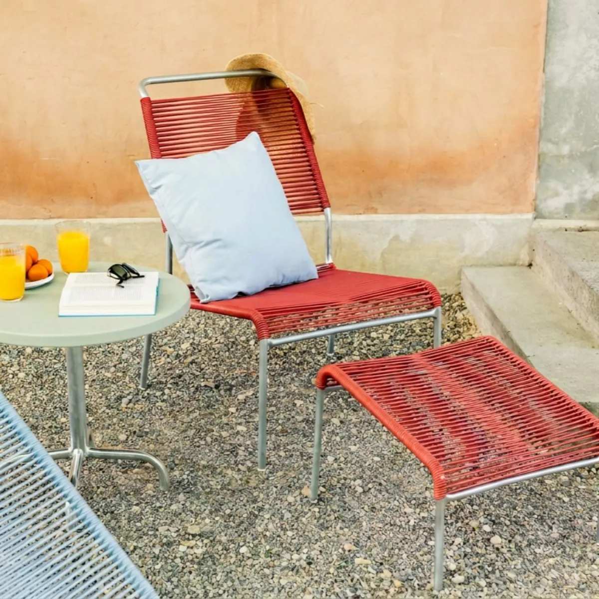 Säntis Lounger mit roter Spaghetti Bespannung und feuerverzinktem Gestell