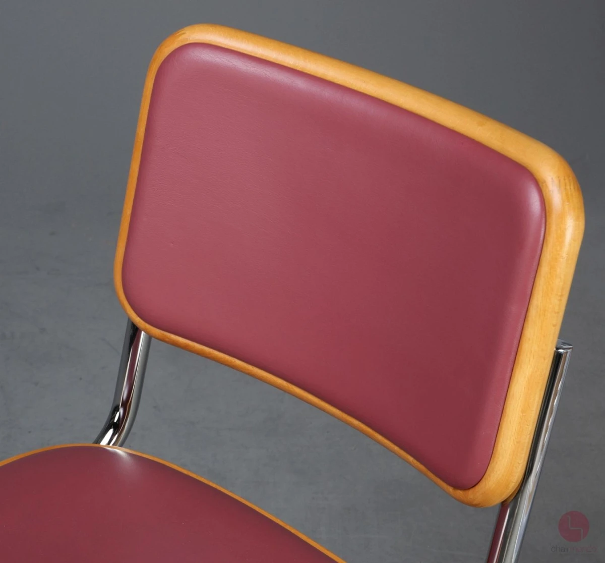 Thonet S32 P Freischwinger mit rotem Kunstleder Polster gebraucht Thonet S32 P Freischwinger mit rotem Kunstleder Polster gebraucht