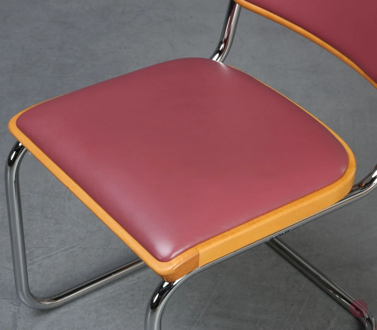 Thonet S32 P Freischwinger mit rotem Kunstleder Polster gebraucht Thonet S32 P Freischwinger mit rotem Kunstleder Polster gebraucht