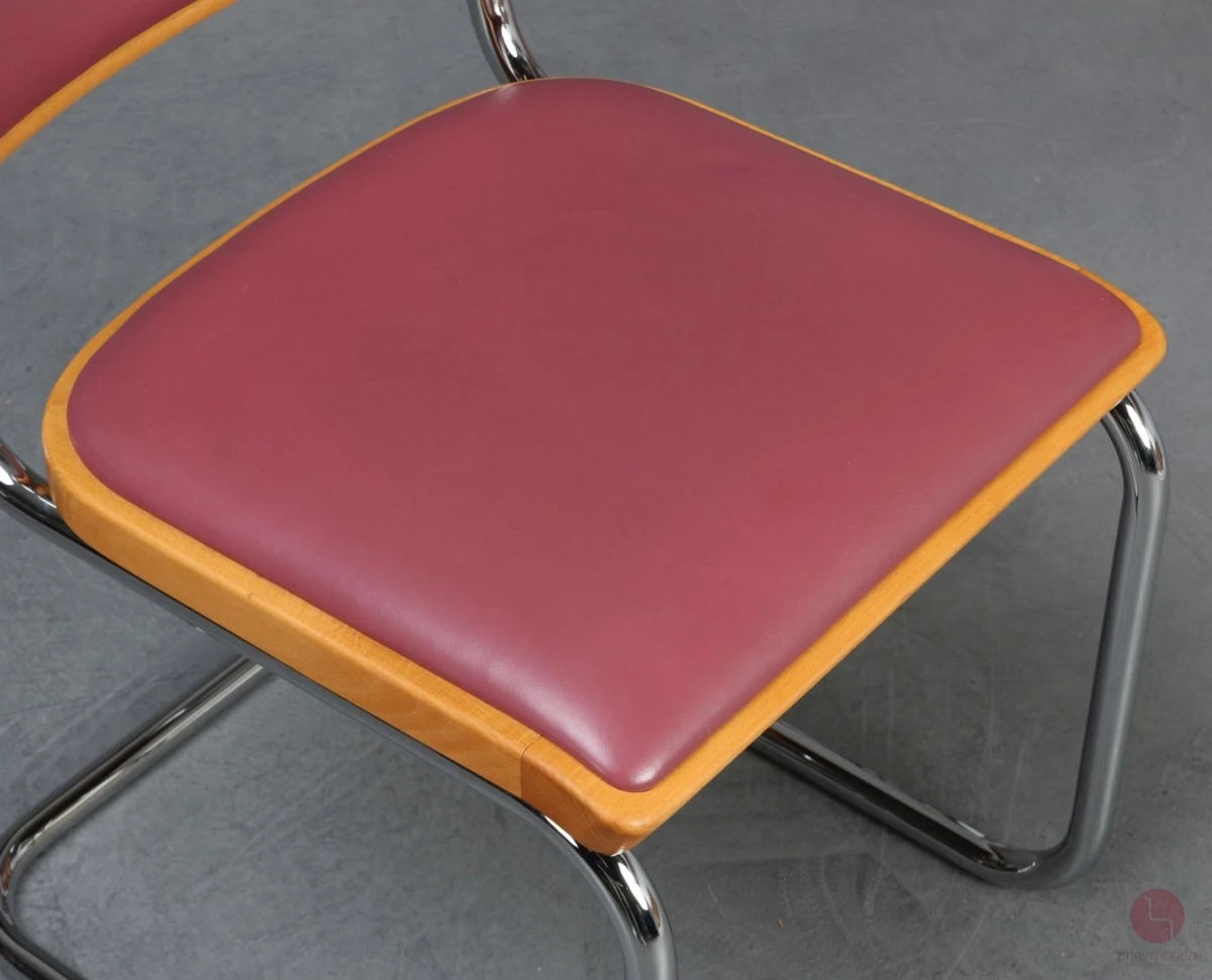 Thonet S32 P Freischwinger mit rotem Kunstleder Polster gebraucht Thonet S32 P Freischwinger mit rotem Kunstleder Polster gebraucht