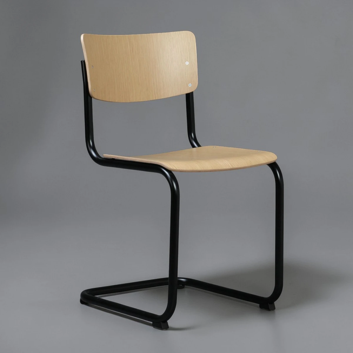 Thonet S43 Freischwinger Eiche Klar Lackiert, Gestell schwarz beschichtet