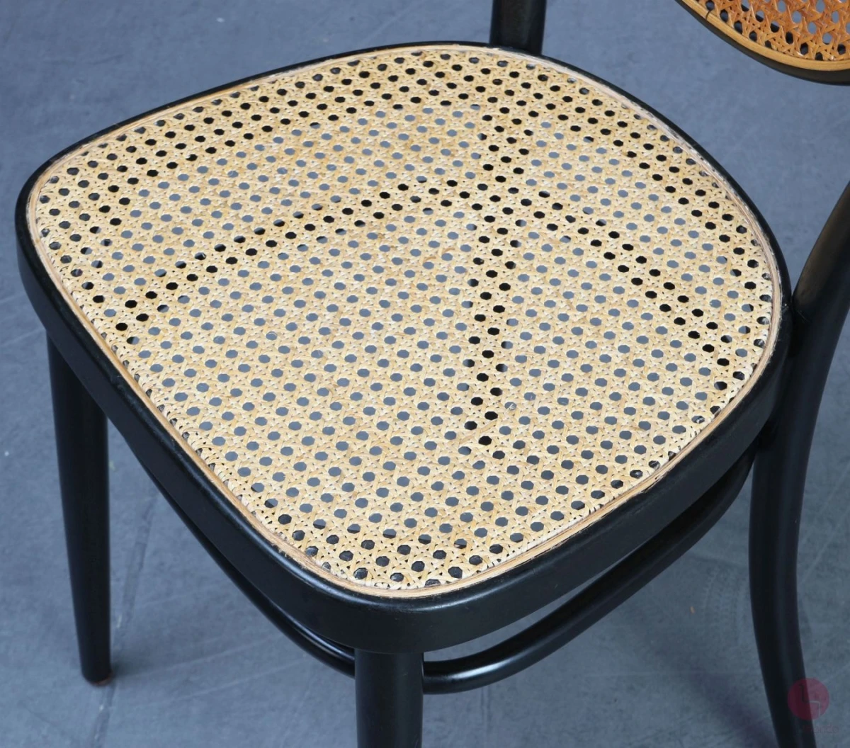 Thonet 215 R Kaffeehausstuhl Schwarz mit Wiener Geflecht gebraucht Thonet 215 R Kaffeehausstuhl Schwarz mit Wiener Geflecht gebraucht