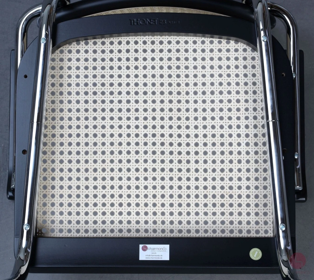 Thonet S64 V Freischwinger in Schwarz mit Wiener Geflecht + Stützgewebe Thonet S64 V Freischwinger in Schwarz mit Wiener Geflecht + Stützgewebe