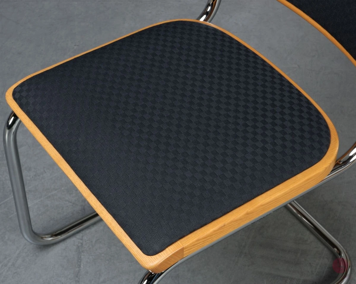 Thonet S23 P Freischwinger mit Stoff Polster Schwarz Thonet S23 P Freischwinger mit Stoff Polster Schwarz