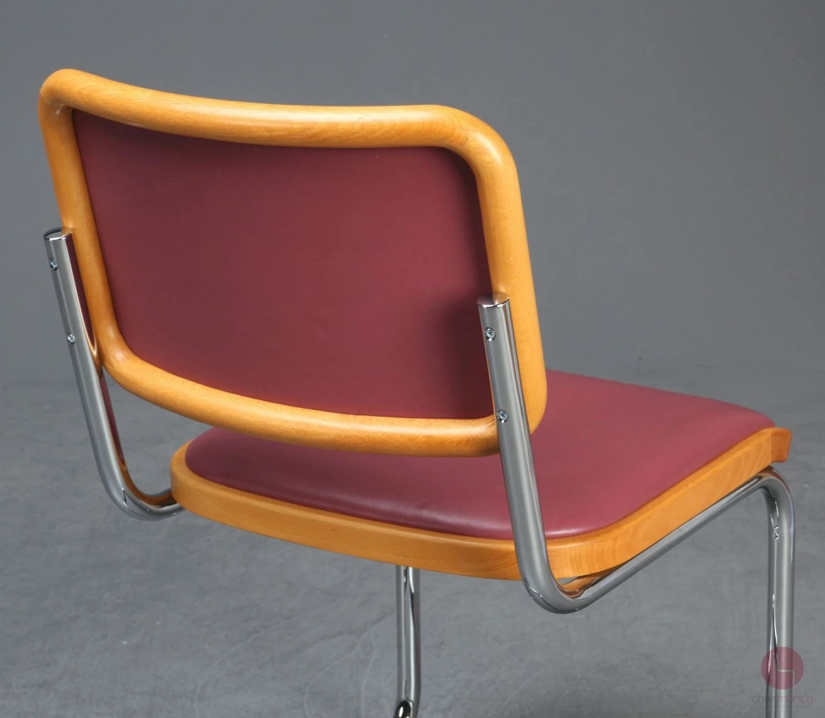 Thonet S32 P Freischwinger mit rotem Kunstleder Polster gebraucht Thonet S32 P Freischwinger mit rotem Kunstleder Polster gebraucht
