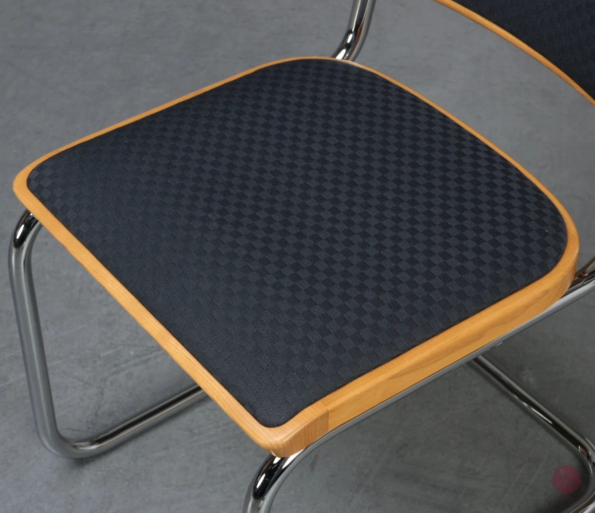 Thonet S23 P Freischwinger mit Stoff Polster Schwarz Thonet S23 P Freischwinger mit Stoff Polster Schwarz