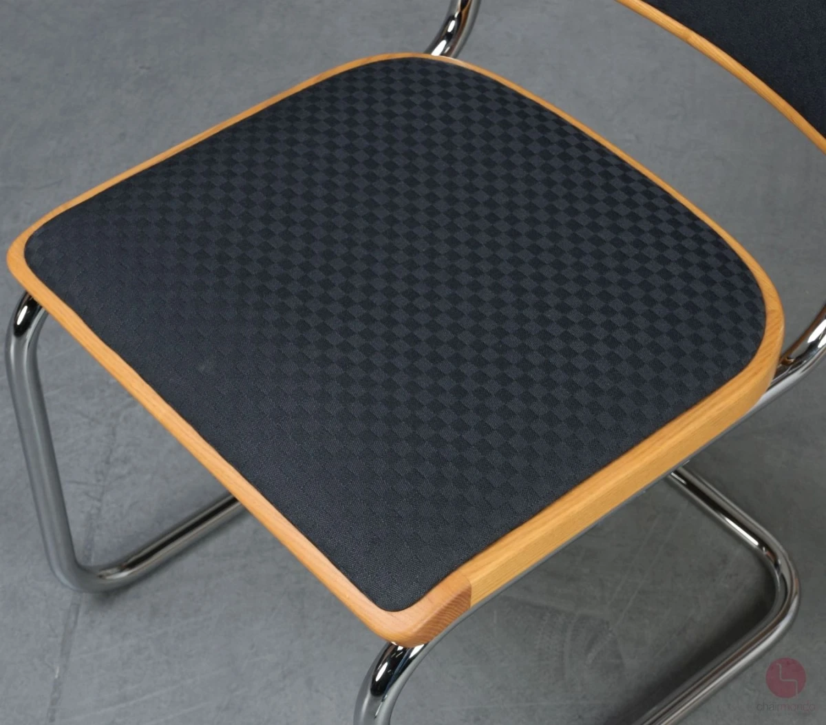 Thonet S23 P Freischwinger mit Stoff Polster Schwarz Thonet S23 P Freischwinger mit Stoff Polster Schwarz