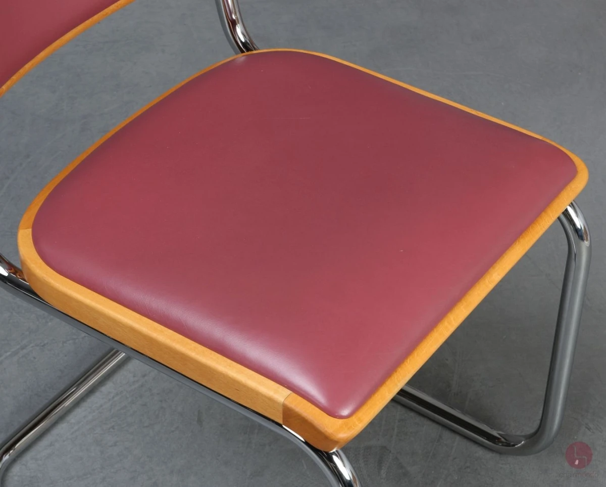 Thonet S32 P Freischwinger mit rotem Kunstleder Polster gebraucht Thonet S32 P Freischwinger mit rotem Kunstleder Polster gebraucht