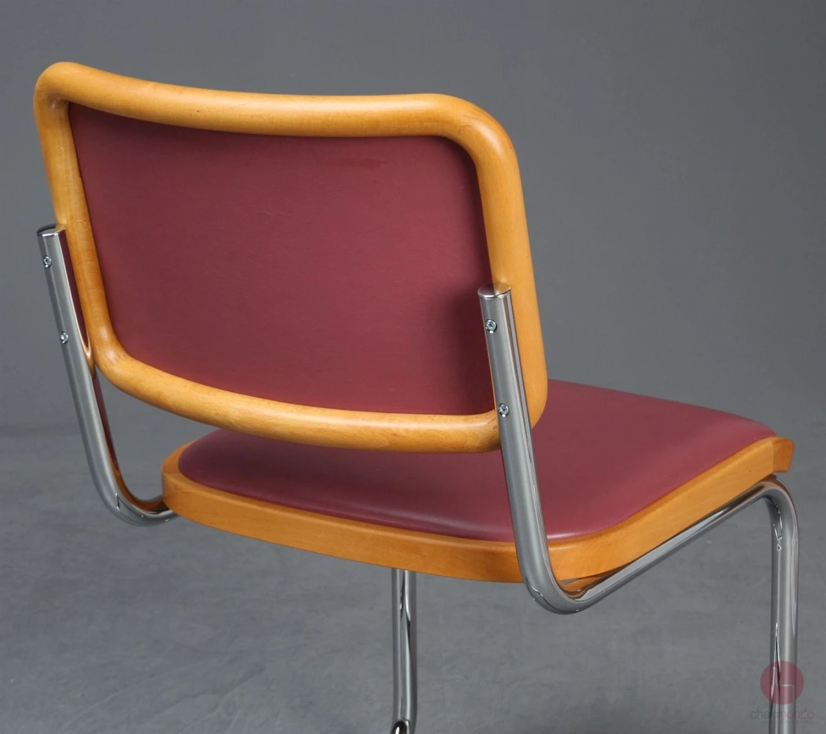 Thonet S32 P Freischwinger mit rotem Kunstleder Polster gebraucht Thonet S32 P Freischwinger mit rotem Kunstleder Polster gebraucht