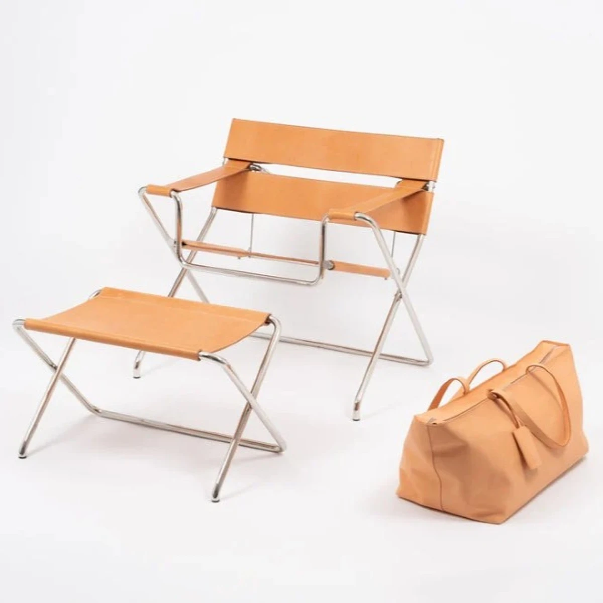 Tecta C4 faltbarer Hocker Sattel Leder natur mit Faltsessel D4 und Tasche Tecta C4 faltbarer Hocker Sattel Leder natur mit Faltsessel D4 und Tasche