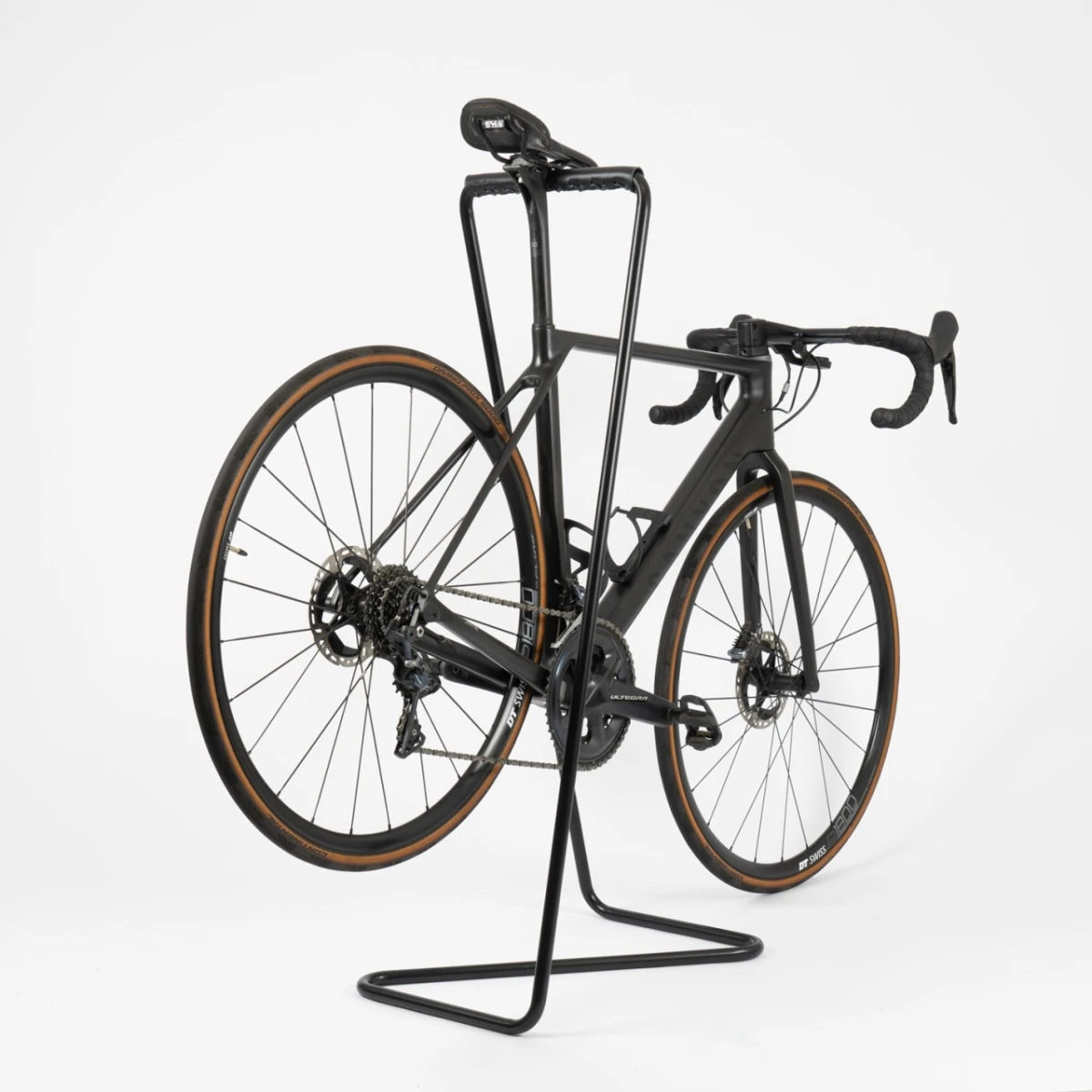 Stilvolle Ansicht mit Tecta Z10 in Schwarz als Fahrradhalter und Garderobenständer Stilvolle Ansicht mit Tecta Z10 in Schwarz als Fahrradhalter und Garderobenständer