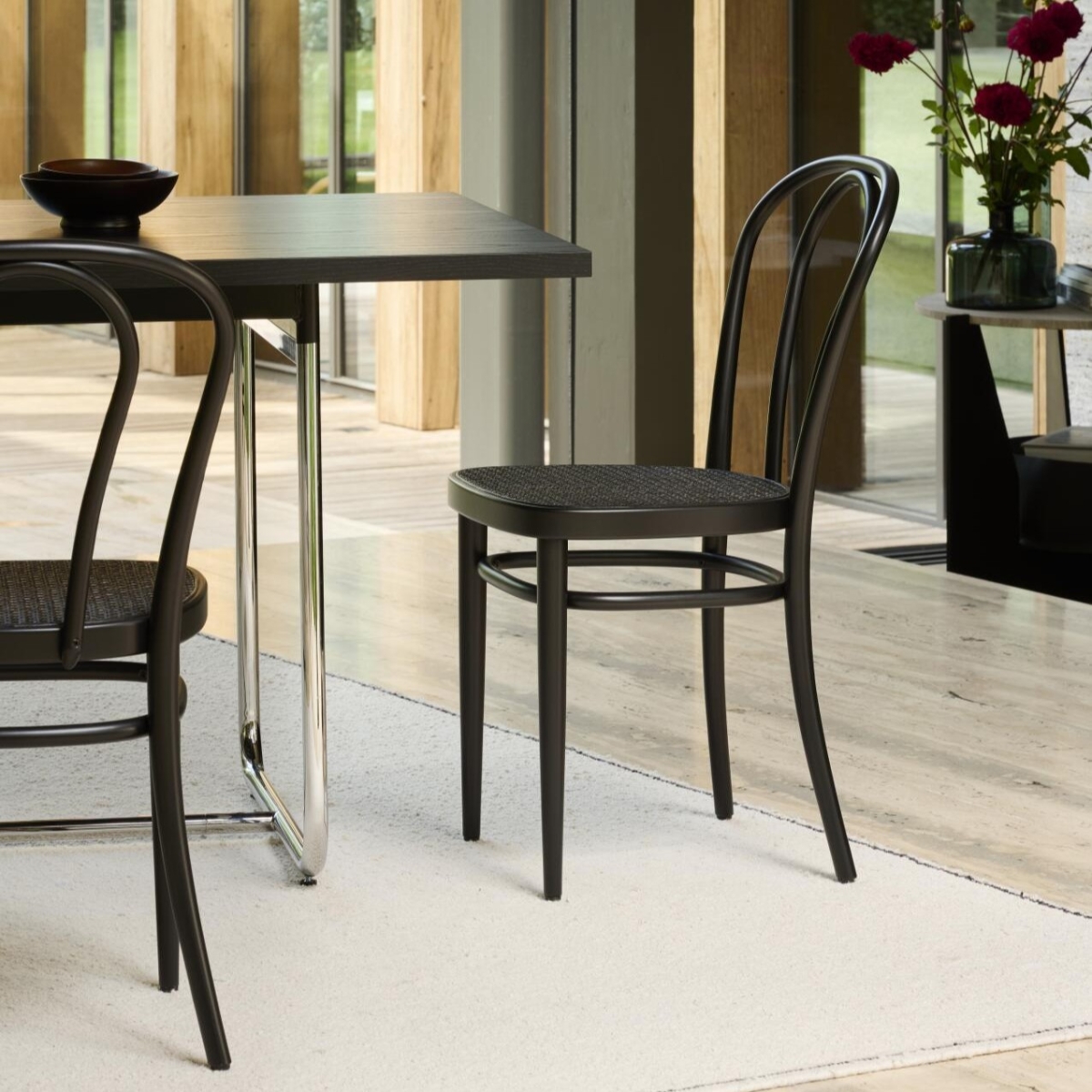 Thonet 218 Dark Melange in Buche schwarz gebeizt Interieurbild