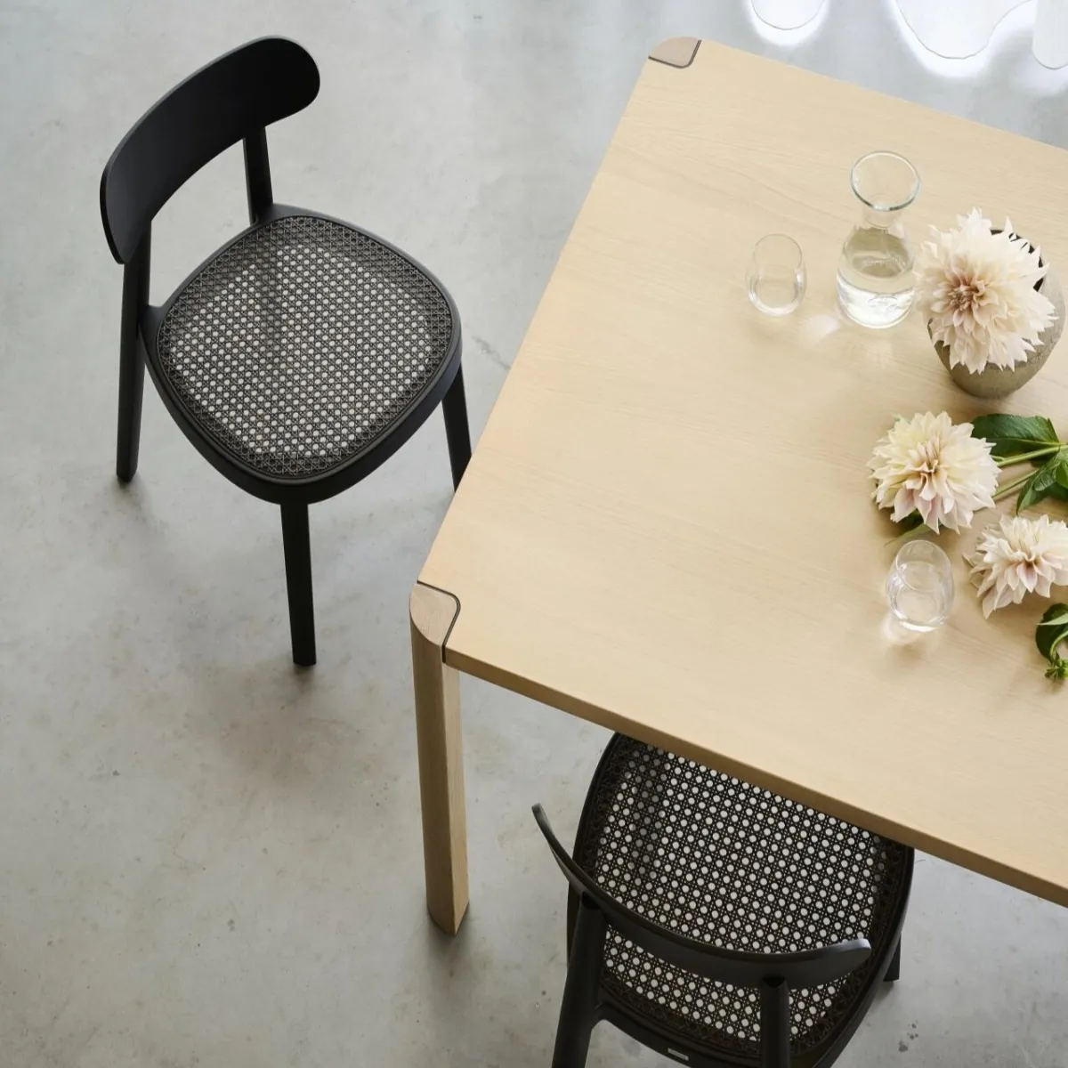 Thonet 118 Holzstuhl Schwarz mit Dark Melange Geflecht
