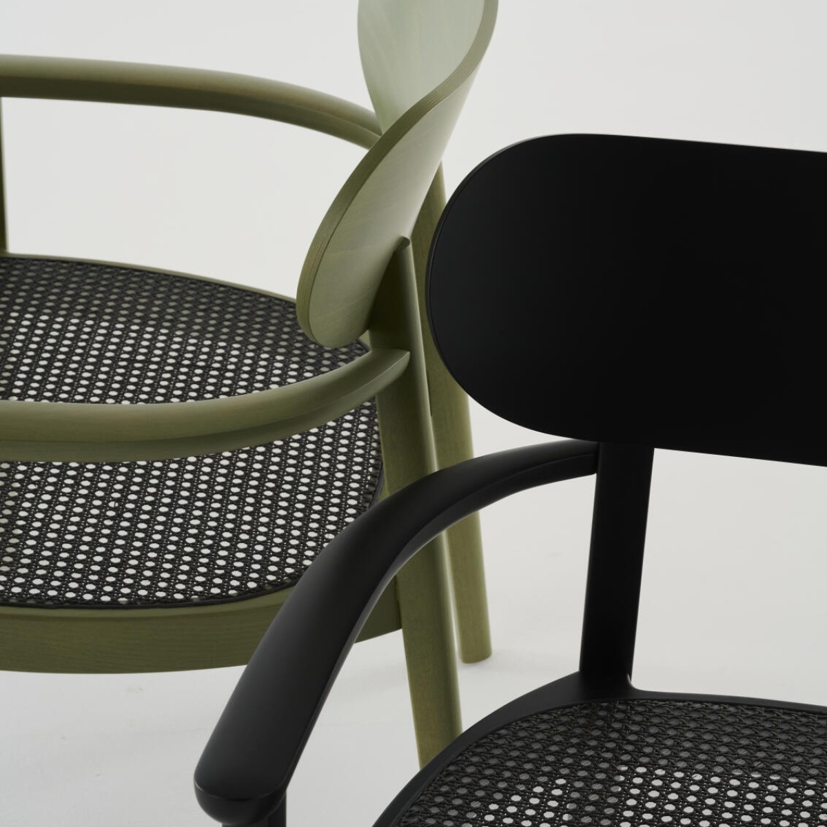 Thonet 119 F Dark Melange Buche olivgrün und schwarz gebeizt Detailansicht