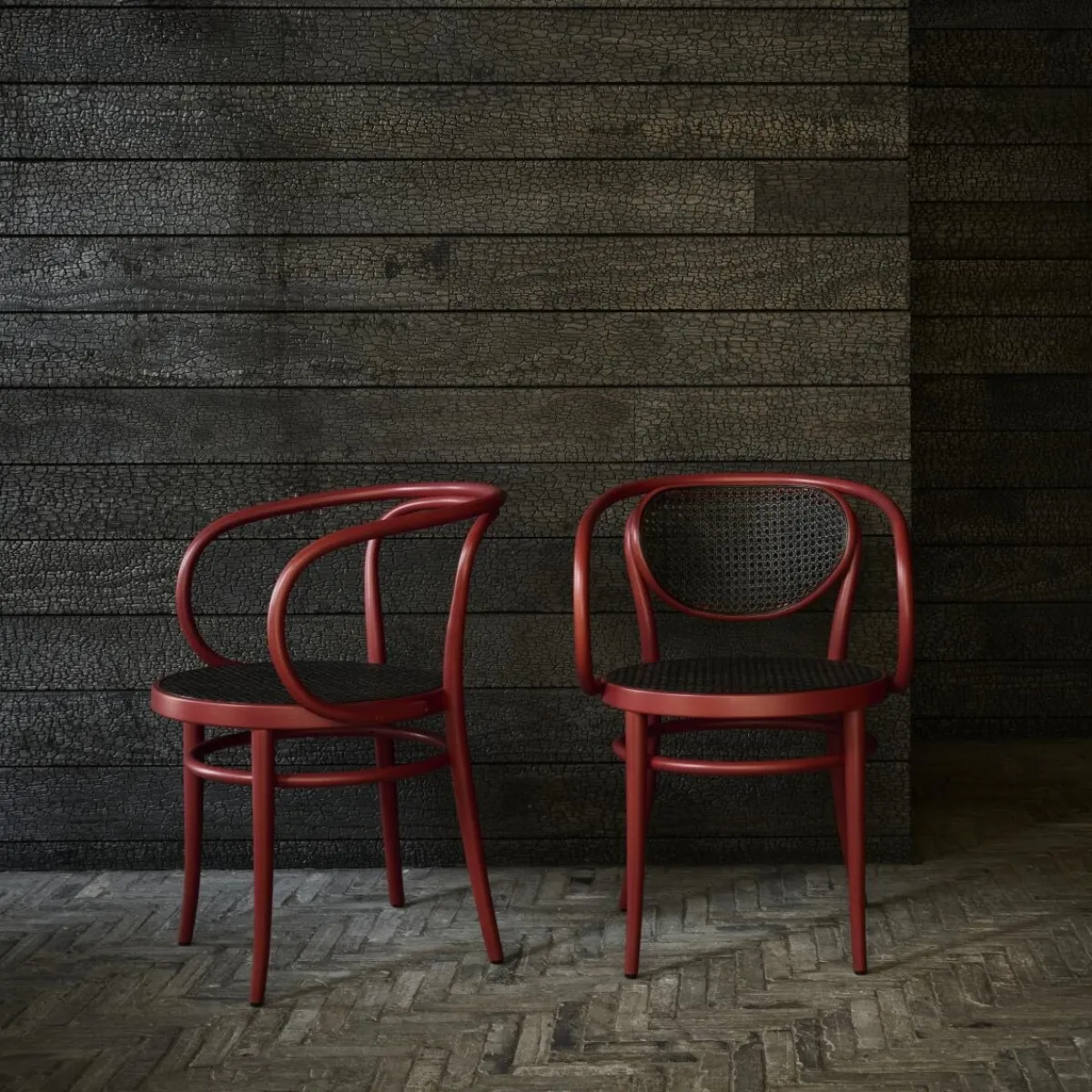 Thonet 210 R Dark Melange Geflecht, Buche rostrot gebeizt Interieurbild