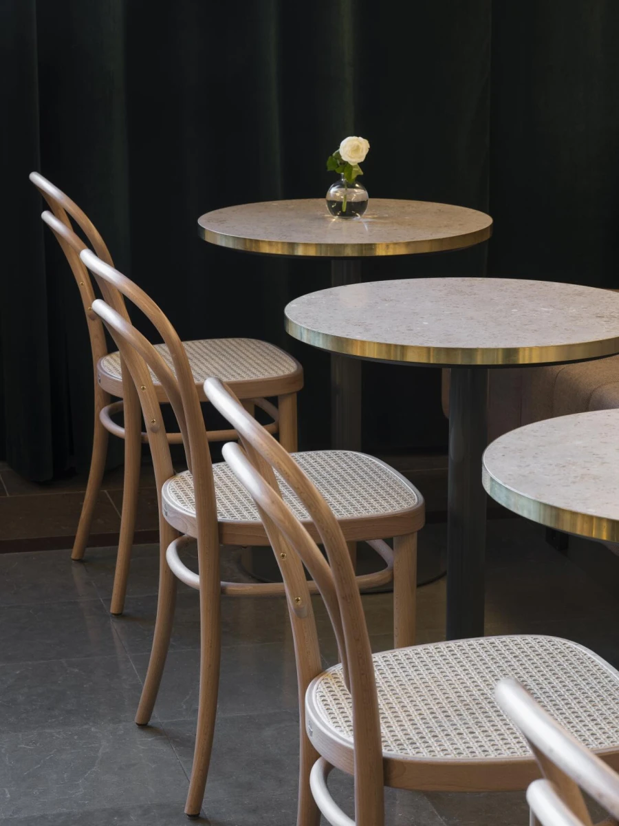 Thonet 214 Stühle an Bistrotischen in Ausführung Buche Natur - 6 für 5 Aktion Thonet 214 Stühle an Bistrotischen in Ausführung Buche Natur - 6 für 5 Aktion