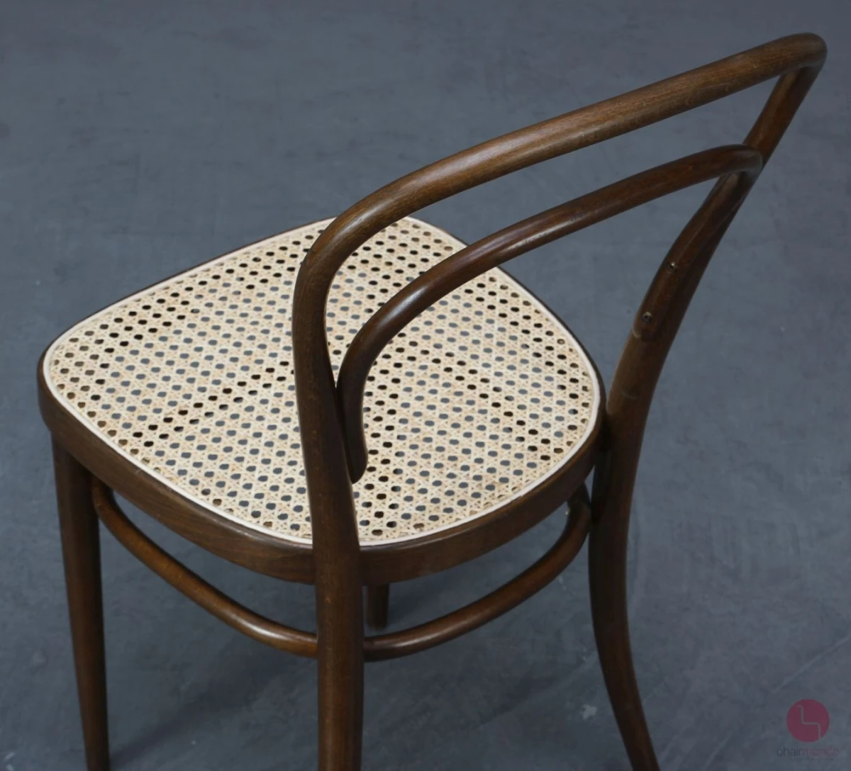 Thonet 214 Nussbaum Braun Bugholzstuhl mit neuem Geflecht gebraucht Thonet 214 Nussbaum Braun Bugholzstuhl mit neuem Geflecht gebraucht