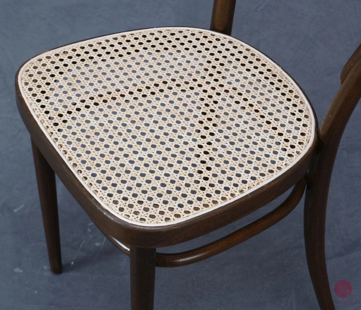 Thonet 214 Nussbaum Braun Bugholzstuhl mit neuem Geflecht gebraucht Thonet 214 Nussbaum Braun Bugholzstuhl mit neuem Geflecht gebraucht