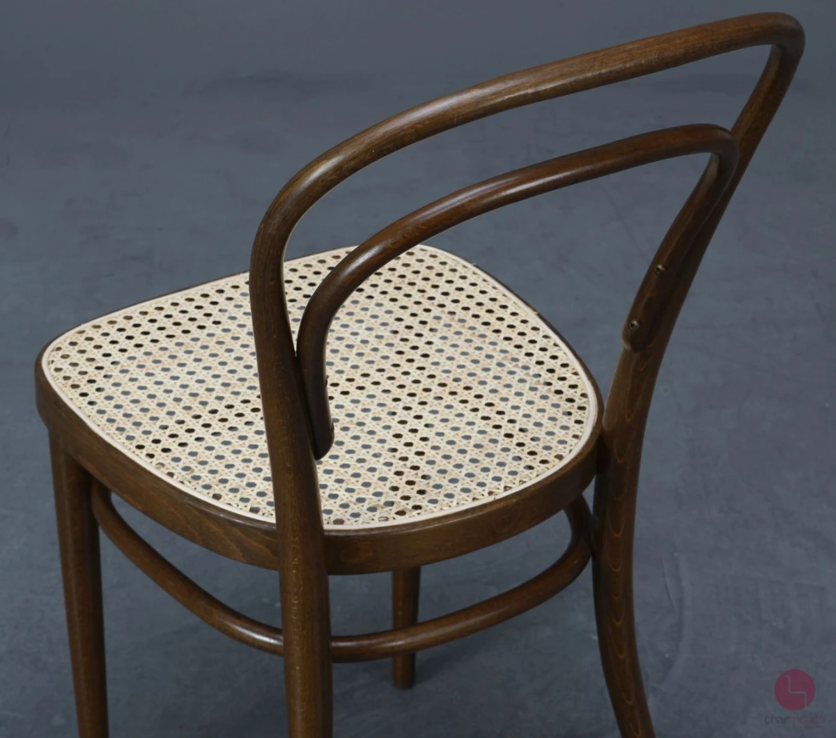 Thonet 214 Nussbaum Braun Bugholzstuhl mit neuem Geflecht gebraucht Thonet 214 Nussbaum Braun Bugholzstuhl mit neuem Geflecht gebraucht