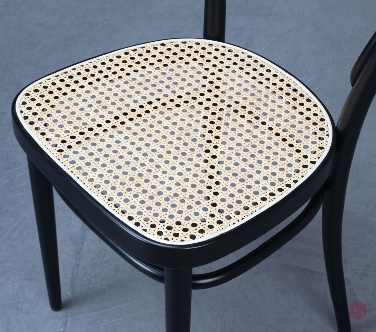 Thonet 214 Bugholz Stuhl Schwarz mit erneuertem Geflecht