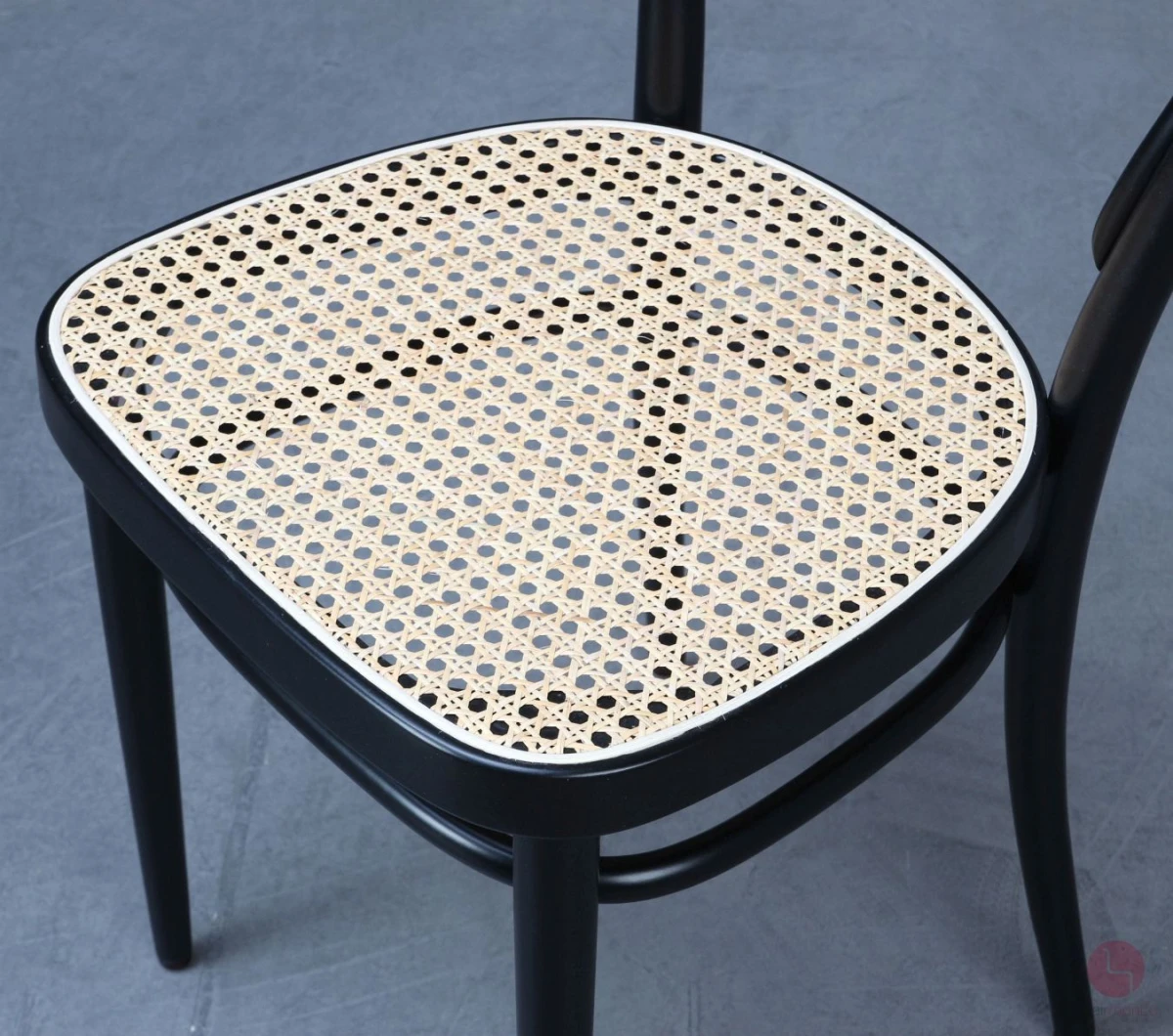 Thonet 214 Bugholz Stuhl Schwarz mit erneuertem Geflecht